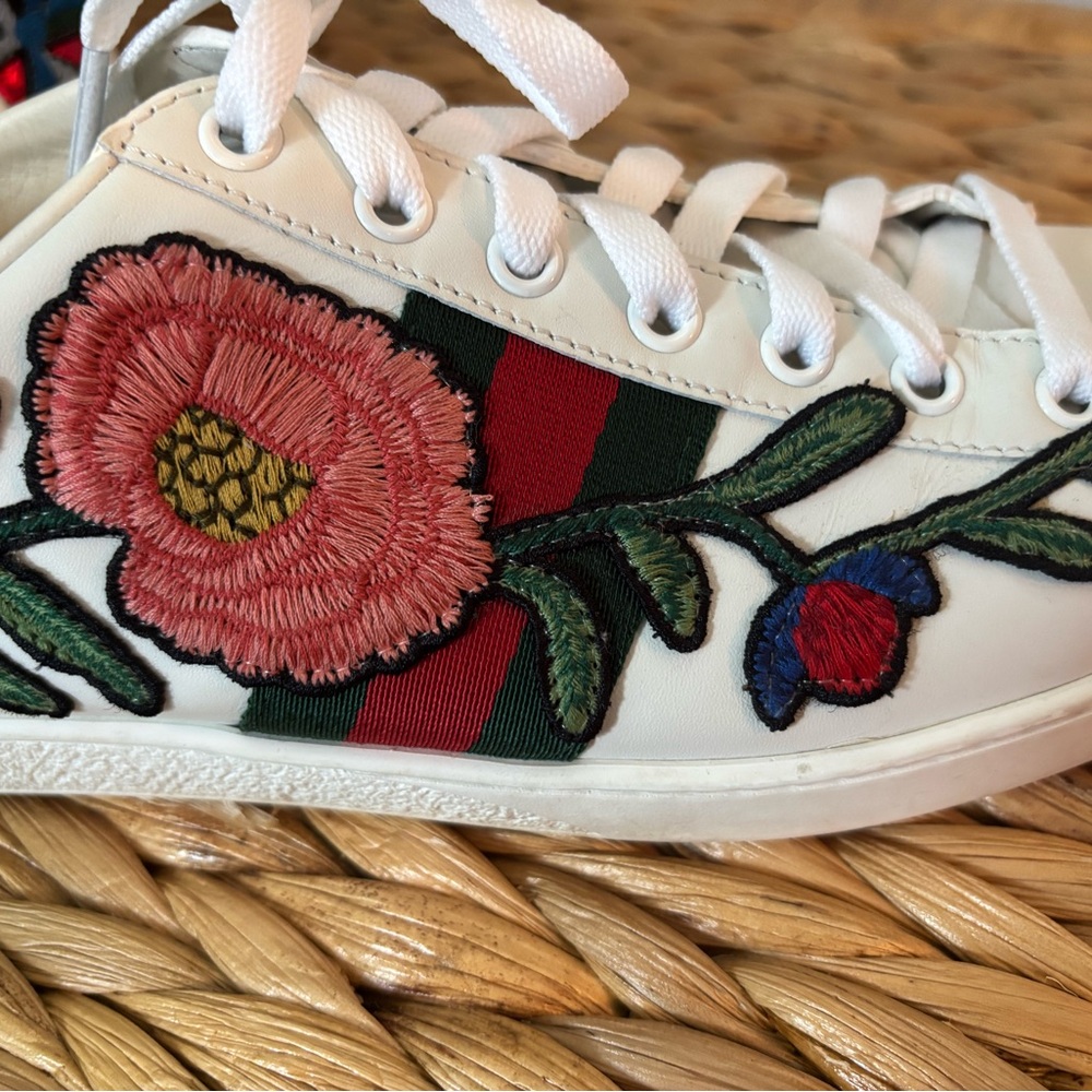 Gucci Women's White Sneakers with Red Floral Embroidery - Picture 10 of 16